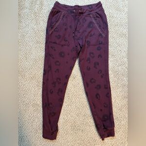 Splendid Burgundy Leopard Print Leggings
Size: Medium (M) Like New